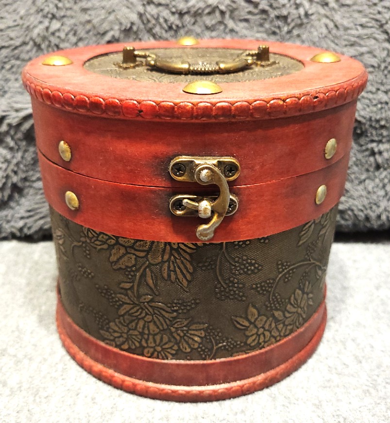 2011 Luzhou old tea heads Puer in leather barrel 500g