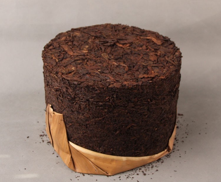 2005 Zhangxiang Ancient Tree Longzhu tmavý puerh v bambusu 3kg 3000g